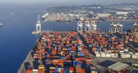 探讨当前国际海运的趋势、技术创新及行业面临的主要问题和可能的解决方案